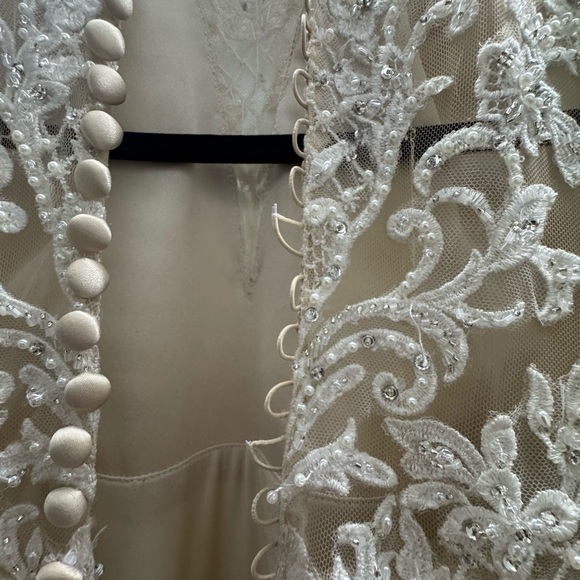 Allure Bridals Wedding Dress – Size 16 – Lace Bodice, Tulle Skirt, Small Train - Picture 8 of 11